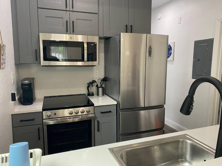 Contemporary 1-Bedroom Private Bungalow Walk To Armature & Riverwalk Tampa Eksteriør billede