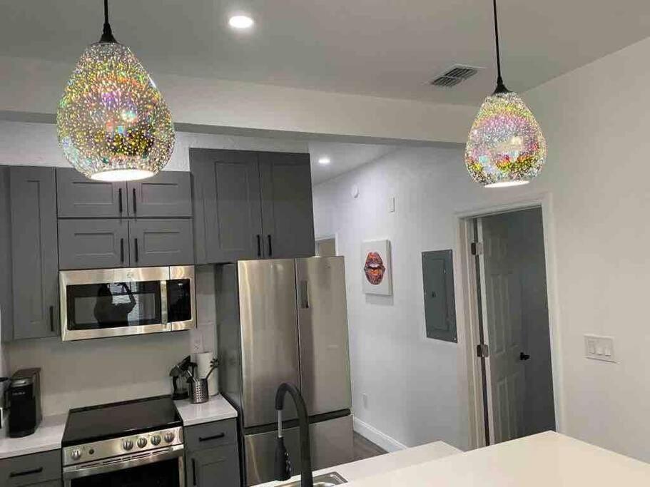 Contemporary 1-Bedroom Private Bungalow Walk To Armature & Riverwalk Tampa Eksteriør billede