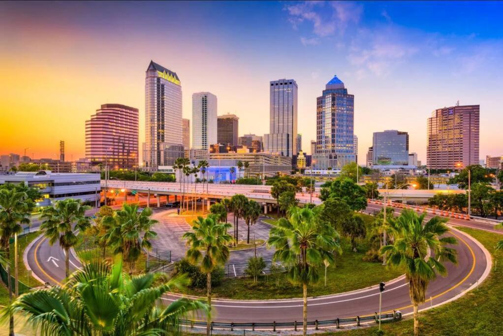Contemporary 1-Bedroom Private Bungalow Walk To Armature & Riverwalk Tampa Eksteriør billede